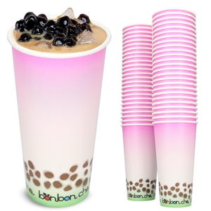 Può includere: Un set di 25 bicchieri di carta rosa con un design sfumato e il testo "bonbon cha" stampato sul fondo. I bicchieri sono ideali per servire bubble tea o altre bevande.