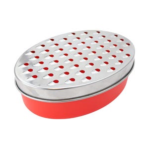 Puede incluir: Un rallador ovalado de color rojo y plateado con una superficie de rallado de acero inoxidable y una base de plástico roja.