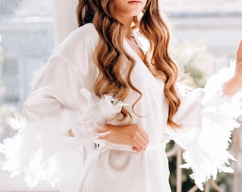 Bridal robe with feather, White boudoir robe, Satin robe with feather, Bridesmaid robes, Bridesmaid gift, Feather Bride Robe