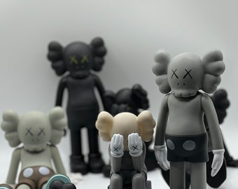 KAWS - Figurines de Kaws, sculpture debout, assise, couchée et en pleurs