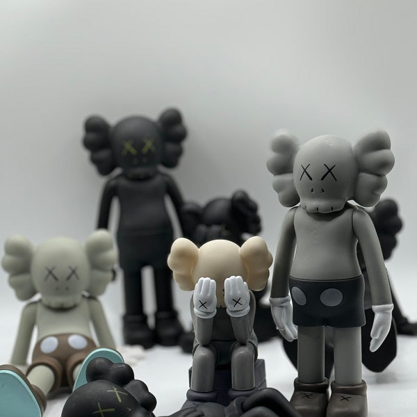 KAWS - Figurines de Kaws, sculpture debout, assise, couchée et en pleurs