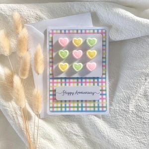 Carte d'anniversaire avec coeurs et enveloppe