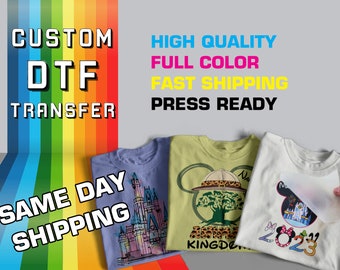 Könnte beinhalten: Drei T-Shirts mit individuellen Designs, die mit einer Direct-to-Film (DTF)-Transfermethode gedruckt wurden. Die Designs beinhalten ein Schloss, einen Baum mit einem Safarihut und eine Mickey-Maus-Figur. Der Text "CUSTOM DTF TRANSFER" und "SAME DAY SHIPPING" ist auf dem Bild sichtbar.