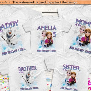 Könnte beinhalten: Weiße T-Shirts mit Frozen-Designs. Ein Shirt zeigt "Daddy of the Birthday Girl" mit Olaf. Ein anderes zeigt "Amelia 5 Birthday Girl" mit Anna und Elsa. Weitere Shirts zeigen "Mommy of the Birthday Girl", "Brother of the Birthday Girl" und "Sister of the Birthday Girl".