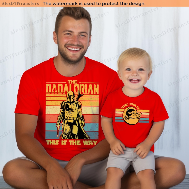 K&ouml;nnte beinhalten: Rote T-Shirts mit passenden Grafiken. Eines zeigt "THE DADALORIAN" mit einer Mandalorianer-Grafik und "THIS IS THE WAY". Das andere zeigt "THE CHILD" mit einer Grogu-Grafik.