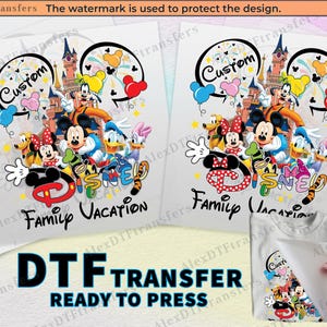Op de afbeelding: Een wit hittetransferontwerp met een kleurrijke illustratie van Mickey Mouse en andere Disney-figuren voor het kasteel van Assepoester. Het ontwerp bevat de tekst "Custom" en "Family Vacation".