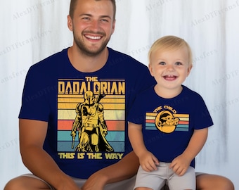 Maglietta The Dadalorian, Magliette The Mandalorian e Baby Yoda, Magliette coordinate The Mandalorian Dad e Baby, Magliette Star Wars Daddy and The Child