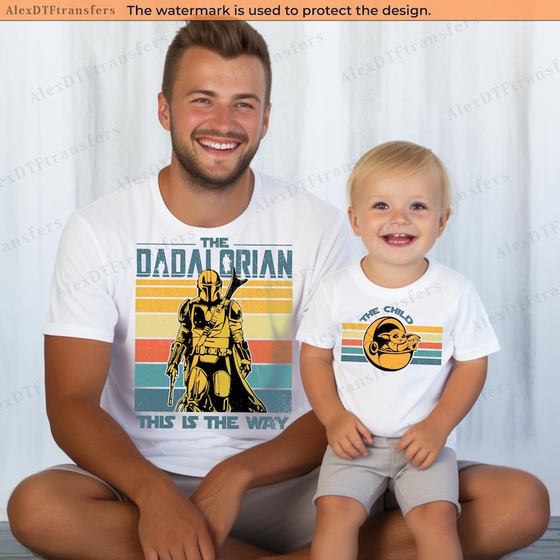 K&ouml;nnte beinhalten: Passende wei&szlig;e T-Shirts mit Retro-Design. Ein Shirt sagt "The Dadalorian" mit einem Mandalorianer-Grafik, das andere sagt "The Child" mit einer Grogu-Grafik. Beide Shirts haben einen gestreiften Hintergrund.