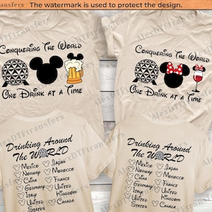 Könnte beinhalten: Zwei beige T-Shirts mit einer schwarz-weißen Grafik von Mickey Mouse und einem Bierkrug auf einem Shirt und Mickey Mouse mit einem Weinglas auf dem anderen. Der Text auf beiden Shirts lautet "Conquering the World One Drink at a Time". Die Rückseite der Shirts hat eine schwarz-weiße Grafik von Mickey Mouse-Köpfen mit dem Text "Drinking Around the World" und einer Liste von Ländern.