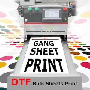 Może przedstawiać: Biała kartka papieru jest wkładana do dużej maszyny drukarskiej. Kartka jest oznaczona "Gang Sheet Print" i ma szerokość 56 cm. Maszyna jest oznaczona "DTF Bulk Sheets Print".