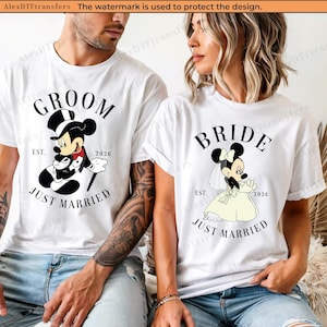 Può includere: Magliette bianche abbinate per una coppia, con disegni di topi dei cartoni animati. Una dice "GROOM" e l'altra "BRIDE". Entrambe includono "EST. 2026" e "JUST MARRIED". Ideali per un matrimonio o fidanzamento.