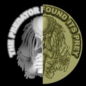 Puede incluir: Imagen en dos tonos de un personaje de Predator, dividida verticalmente. El lado izquierdo es una representación 3D blanca, y el lado derecho es una ilustración en tonos dorados. El texto dice "THE PREDATOR FOUND ITS PREY" en un diseño semicircular.