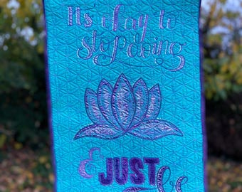 Tapiz textil para pared - Just BE - tapiz acolchado y pintado a mano con cita
