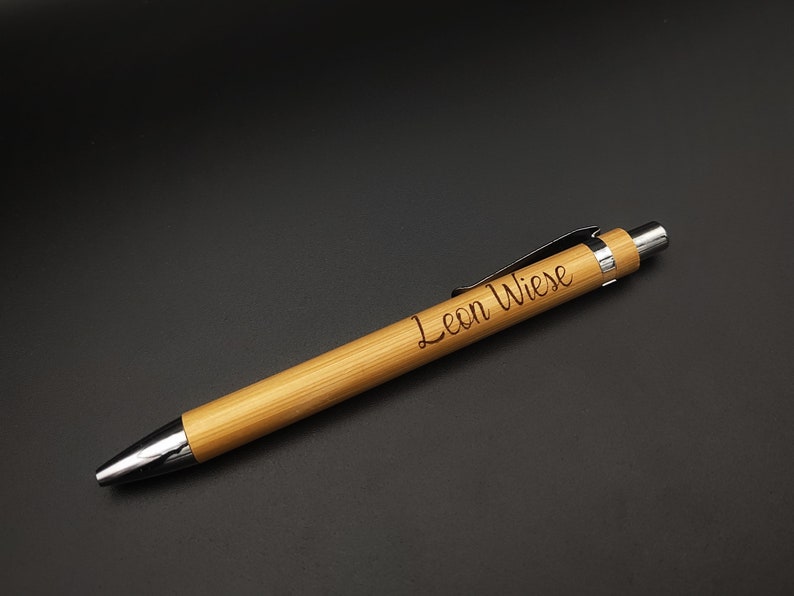Personalisierter Holz-Kugelschreiber mit Wunschgravur Bild 1