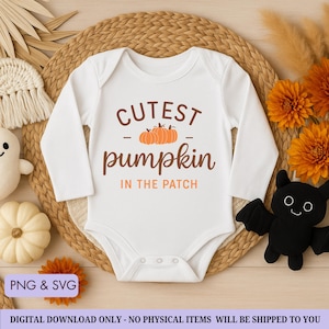 Könnte beinhalten: Weißer Baby-Body mit langen Ärmeln. Der Text "CUTEST pumpkin IN THE PATCH" ist in Braun und Orange gedruckt. Das Design enthält drei orangefarbene Kürbisse. Die Worte "PNG & SVG" befinden sich in der unteren linken Ecke.