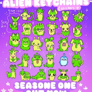 Puede incluir: Un póster morado con una colección de llaveros y pegatinas de alienígenas verdes y amarillos. Se muestra el texto "ALIEN KEYCHAINS" y "SEASON ONE OUT NOW". Medidas: 4,2 cm y 5 cm.