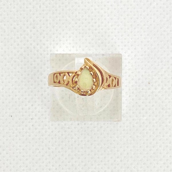 Vintage Ladies 14k Yellow Gold Opal Ring