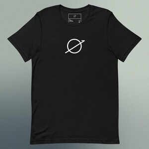 Peut inclure: T-shirt noir avec un motif blanc circulaire traversé d'une ligne diagonale. Le t-shirt a un col rond et des manches courtes. Une petite étiquette blanche avec du texte est en haut à gauche.