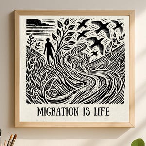 Könnte beinhalten: Ein gerahmter Kunstdruck mit einem schwarz-weißen Linolschnitt-Design. Das Kunstwerk zeigt eine Person in der Nähe eines fließenden Flusses, mit Vögeln im Flug. Der Text "MIGRATION IS LIFE" steht unten. Der Rahmen ist helles Holz.