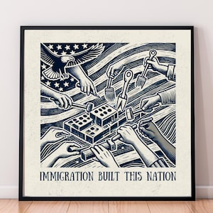 Può includere: Stampa artistica con cornice nera con un'illustrazione grafica. L'opera raffigura mani che lavorano con strumenti per costruire una struttura, con una bandiera americana e un'aquila sullo sfondo. Il testo "IMMIGRATION BUILT THIS NATION" è in basso.