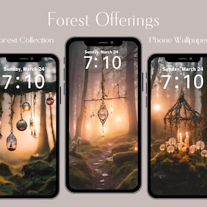 Könnte beinhalten: Drei Handy-Hintergründe mit einer Waldszene in mystischer, ätherischer Atmosphäre. Jeder Hintergrund zeigt ein anderes dekoratives Element, das an einem Ast im Wald hängt. Der erste Hintergrund zeigt eine Sammlung von Glasornamenten, der zweite einen Kristall-Kronleuchter und der dritte einen Kerzen-Kronleuchter. Alle drei Hintergründe zeigen ein weiches, goldenes Licht, das durch die Bäume fällt.