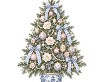 Op de afbeelding: Een versierde kerstboom in een blauw-witte porseleinen plantenbak. De boom is voorzien van lichtroze en blauwe bloemenornamenten, witte rozen, parelsnoeren en lichtblauwe gingham strikken, bekroond met een gouden sterornament.