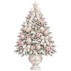 Puede incluir: Un árbol de Navidad flocado en una urna decorativa blanca con pedestal, adornado con adornos de color rosa pálido, detalles florales, guirnaldas de perlas y lazos de encaje blanco. Una gran estrella blanca corona la cima del árbol cubierto de nieve.