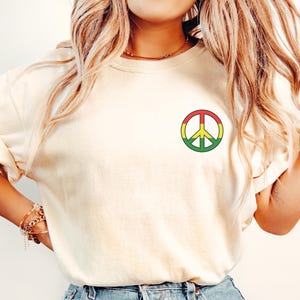 Comfort Colors Reggae T-shirt met vredesteken: Rasta Positive Vibes