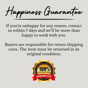 Pu&ograve; includere: Testo "Happiness Guarantee" con un sigillo rosso, bianco e nero "100% Satisfaction Guaranteed". Il sigillo ha un nastro rosso con la parola "Guaranteed" stampata.