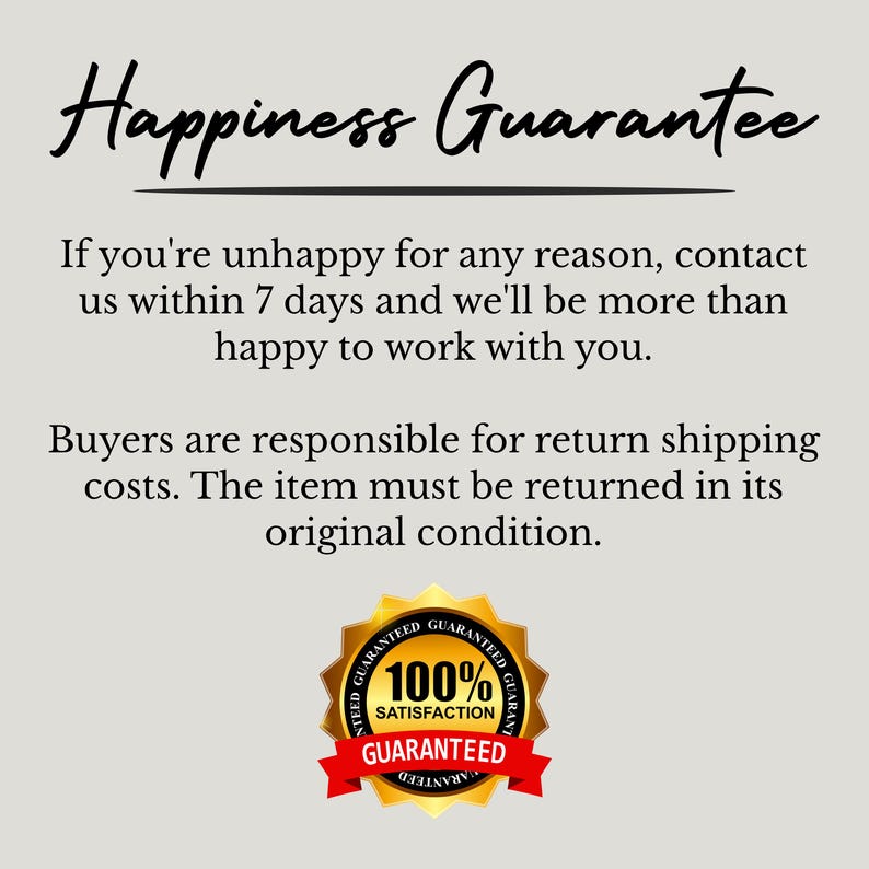 Pu&ograve; includere: Testo "Happiness Guarantee" con un sigillo rosso, bianco e nero "100% Satisfaction Guaranteed". Il sigillo ha un nastro rosso con la parola "Guaranteed" stampata.