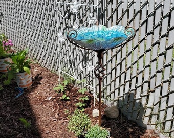 Verschönern Sie Ihren Garten mit einem 31-Zoll-Vogeltränke-Vogelhäuschen aus Glas auf einem Metallpfahl, leuchtend blau, perfekt für Ihren Rückzugsort im Freien