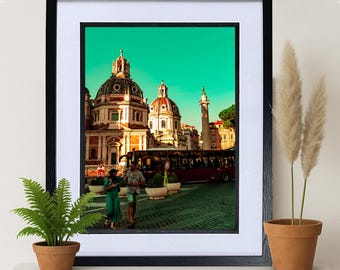 Puede incluir: Una fotografía enmarcada de una escena de la ciudad en Roma, Italia. La foto muestra un autobús de dos pisos que pasa por una gran iglesia con un cielo verde y azul en el fondo.