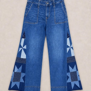 Op de afbeelding: Blauwe spijkerbroek met een hoge taille en twee opgestikte zakken aan de voorzijde. Het model met wijde pijpen heeft zijpanelen versierd met een patchworkpatroon van blauwe en lichtblauwe stoffen sterren en geometrische vierkanten.