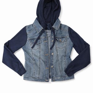 Pode incluir: Casaco de ganga azul claro com capuz e mangas azul marinho. O casaco tem fecho de bot&otilde;es, dois bolsos no peito e um cord&atilde;o no capuz. As mangas e o capuz s&atilde;o azul marinho liso.