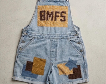 Mono Billy String hecho a mano con detalles de patchwork. Talla grande.