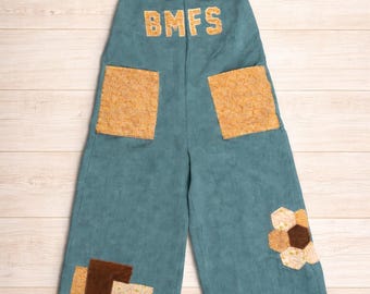 Macacão Billy String feito à mão com detalhes em patchwork. Tamanho pequeno.