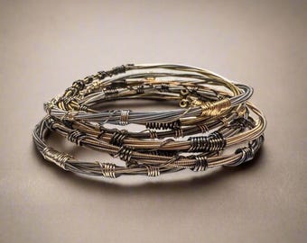 Pulseira feita com cordas de guitarra recicladas