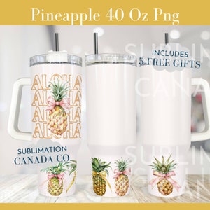 Può includere: Un bicchiere in acciaio inossidabile bianco da 40 once con manico e cannuccia. Il bicchiere ha un design con un ananas con un fiocco rosa e la parola "ALOHA" ripetuta più volte. Il bicchiere è su una superficie di legno.  INCLUSI 5 REGALI GRATUITI