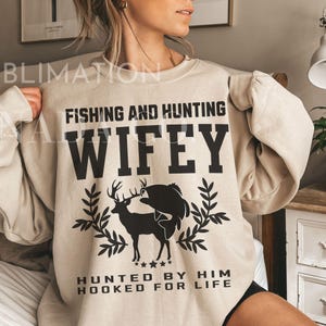 Pêche et chasse femme SVG, Funny Hunters Wives Social Club Png, Just a Girl Png, fichiers de sublimation d'enveloppe de gobelet de chasse, téléchargement de chasse uniquement