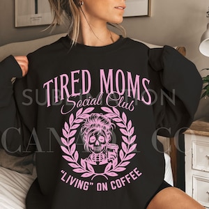 Bundle PNG de chemises de club de maman fatiguée, SVG drôle de maman fatiguée, SVG de maman coquette, Png de Social Club de mamans fatiguées, club de mamans fatiguées, squelette de café de chignon désordonné