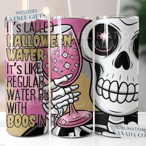 Może przedstawiać: Różowy i złoty kubek z szkieletem trzymającym różowy kieliszek z błyszczącym wzorem. Kubek ma napis "It's called Halloween water. It's like regular water but with boos in it."