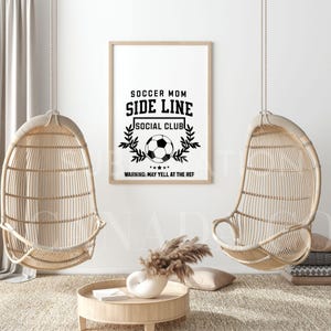 Puede incluir: Arte de pared imprimible en blanco y negro con el texto "Soccer Mom Side Line Social Club" y un gr&aacute;fico de bal&oacute;n de f&uacute;tbol. El texto "Warning: May yell at the ref" est&aacute; debajo del gr&aacute;fico.