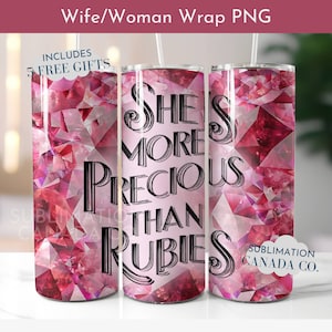 Może przedstawiać: Różowy i czerwony kubek z geometrycznym wzorem z różowych i czerwonych kryształów. Kubek ma napis "She is more precious than rubies" czarnymi literami.
