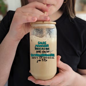 Taza divertida para personal de oficina, citas de asistente administrativo, taza divertida para compañeros de trabajo, citas de amigos del trabajo, taza de cerámica, diseño de gerente de sublimación
