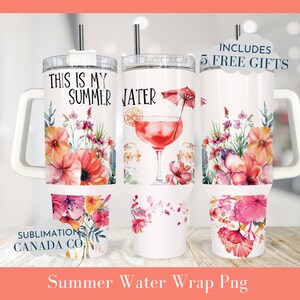 Op de afbeelding: Een witte tumbler met een bloemenontwerp en de tekst "This is my summer water". De tumbler heeft een handvat en een rietje.