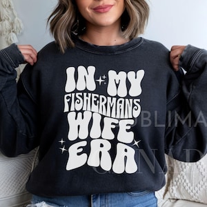 Fishermans Wife SVG, Funny Fishing Wives Social Club Png, Hooked on Fishing Png, File di sublimazione per involucro di tumbler da pesca, Solo download digitale