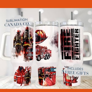 Puede incluir: Un conjunto de tres vasos de acero inoxidable con temática de bomberos. Los vasos presentan un diseño de acuarela con un camión de bomberos, un bombero y un casco. Los vasos son blancos con texto negro que dice "Fire Fighter" e "Incluye 5 regalos gratis".