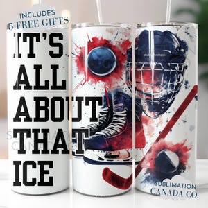 Może przedstawiać: Biały kubek do sublimacji z motywem hokejowym. Prezentuje łyżwę hokejową, kij hokejowy, krążek hokejowy i kask hokejowy. Tekst na kubku brzmi "It's All About That Ice".