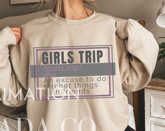 Może przedstawiać: Beżowa bluza z nadrukiem graficznym, który brzmi "GIRLS TRIP /gurls trip/ noun An excuse to do ratchet things with friends."