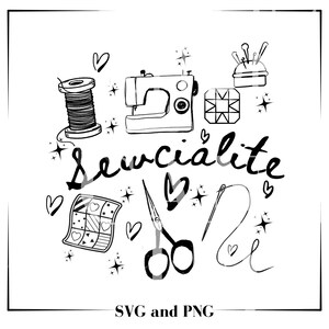 Puede incluir: Ilustración en blanco y negro de línea de artículos de costura, que incluye una máquina de coser, hilo, tijeras, un alfiletero y una aguja. El texto "Sewcialite" está escrito en una fuente estilizada.
